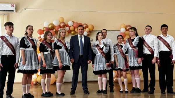 В керченских школах прозвучали "Последние звонки" (видео)