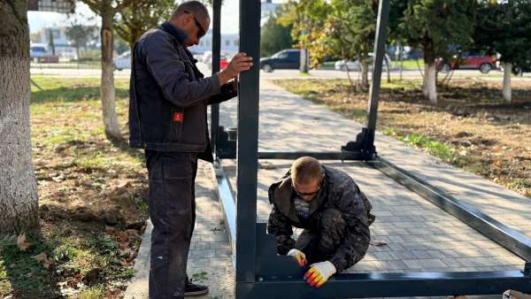 В сквере возле Керченского РОЭ устанавливают перголы