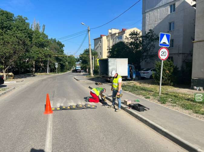 В Керчи устанавливают новых «лежачих полицейских»