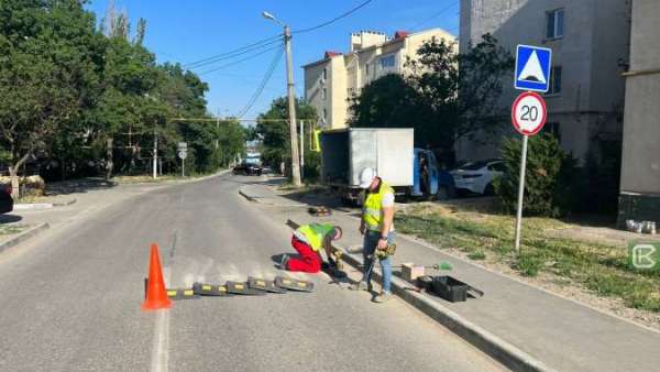 В Керчи устанавливают новых «лежачих полицейских»