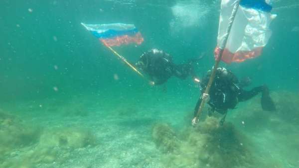 Крымские спасатели установили флаг России на дне Черного моря (видео)