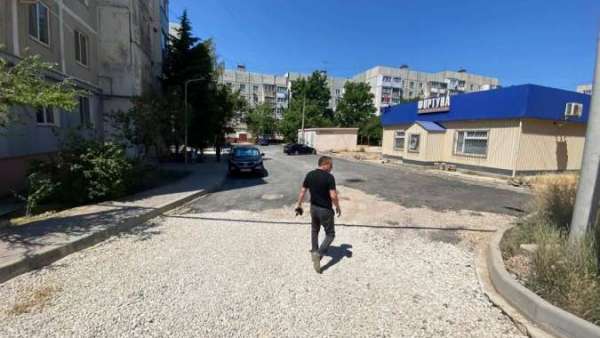 Дмитрий Шеремет проконтролировал работу подрядных организаций, выполняющих благоустройство на площади Таврической, дворов на ул. Ворошилова и Блюхера