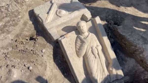 В Херсонесе нашли 2200-летнее надгробие со скульптурой жителя города (видео)