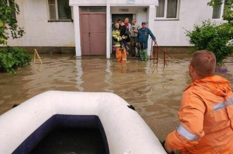 Спасатели эвакуируют жителей поселка под Симферополем из-за подъема воды в реке