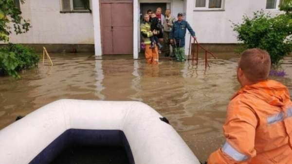 Спасатели эвакуируют жителей поселка под Симферополем из-за подъема воды в реке