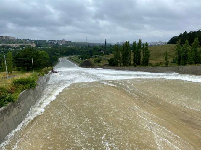 Из-за подтопления на крымских дорогах вводятся ограничения движения 