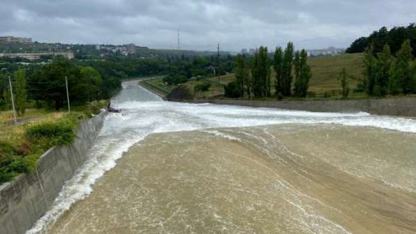 Из-за подтопления на крымских дорогах вводятся ограничения движения 