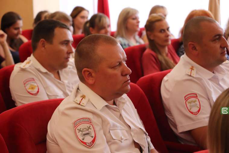 Поздравляем сотрудников ГИБДД с профессиональным праздником!