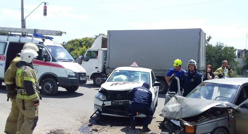 В Крыму в ДТП с учебным авто пострадали 6 человек 