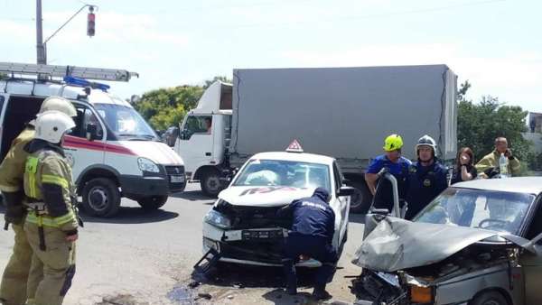 В Крыму в ДТП с учебным авто пострадали 6 человек 