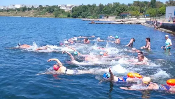 В акватории Керченского пролива прошли соревнования пловцов-ветеранов