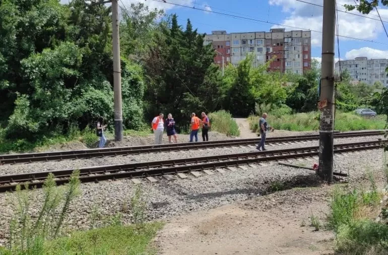 Поезд насмерть сбил 17-летнюю девушку в Симферополе