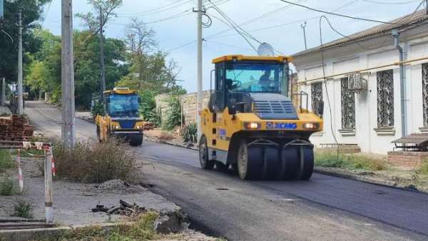 Первый слой асфальта уложили строители на ул. 23 Мая