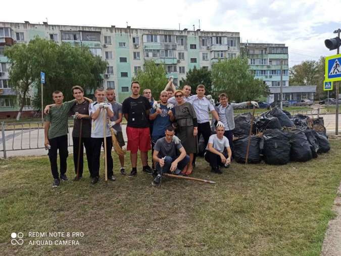 Керчане дружно вышли на масштабный субботник "Чистый Крым"