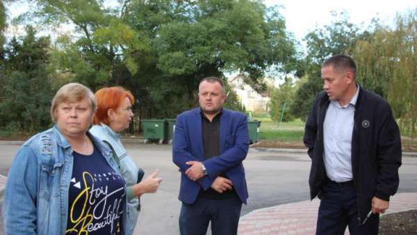 По поручению главы администрации Святослава Брусакова его заместитель Дмитрий Шеремет провёл выездную встречу с жителями дома № 6 по ул. Бувина