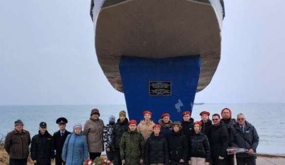 В Керчи сотрудники полиции и ветераны ОВД организовали экскурсию для школьников в Музей истории Эльтигенского десанта