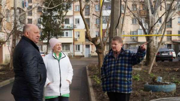 Святослав Брусаков посетил благоустроенные дворы в центре города