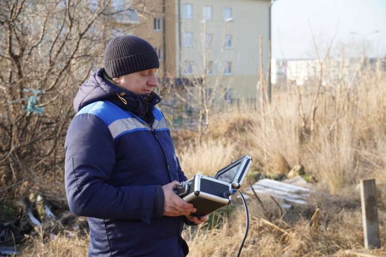 В Керчи выявляют причины подтопления дороги в районе дома для переселенцев с Цементной Слободки по ул. Рыбаков (видео)