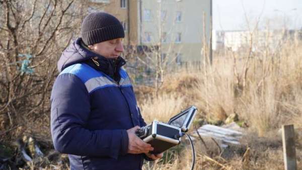 В Керчи выявляют причины подтопления дороги в районе дома для переселенцев с Цементной Слободки по ул. Рыбаков (видео)