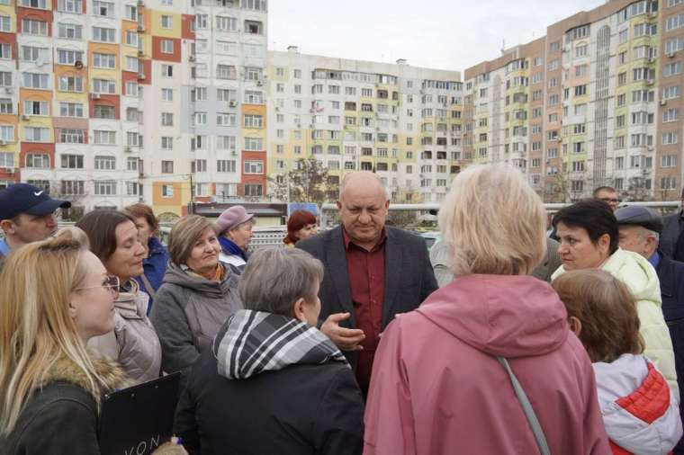 Святослав Брусаков провел встречу с жителями домов №10, 12, 16, 8/1, 8/2 по шоссе Героев Сталинграда