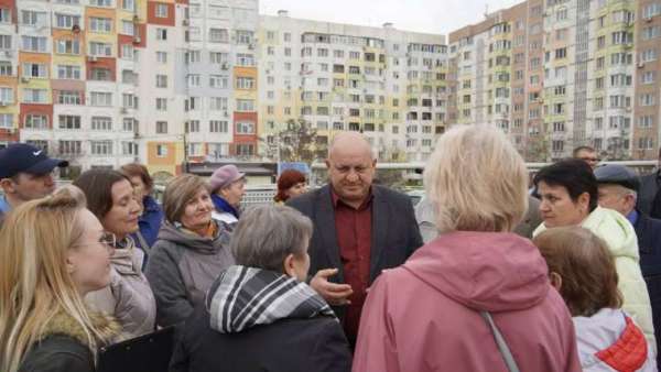 Святослав Брусаков провел встречу с жителями домов №10, 12, 16, 8/1, 8/2 по шоссе Героев Сталинграда