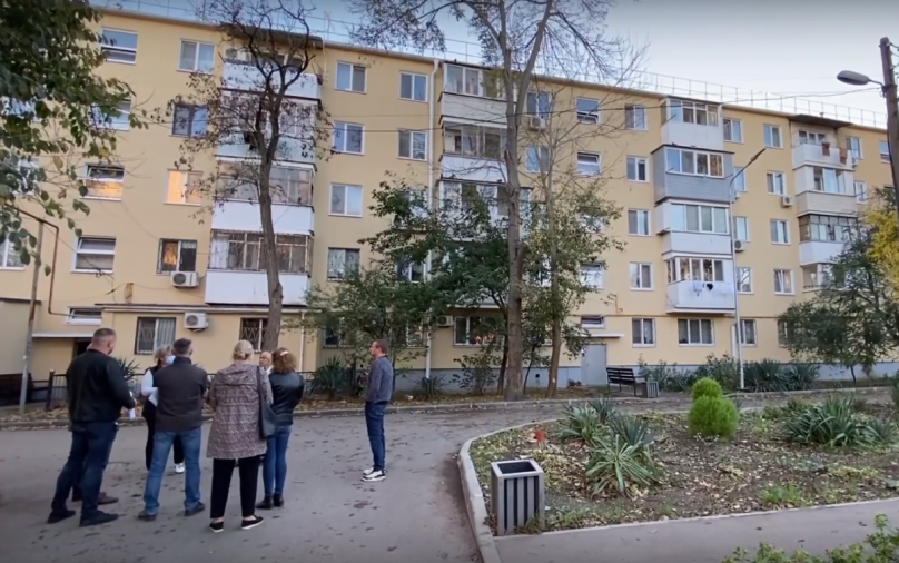 Для увеличения давления воды в керченских МКД устанавливают насосы (видео)