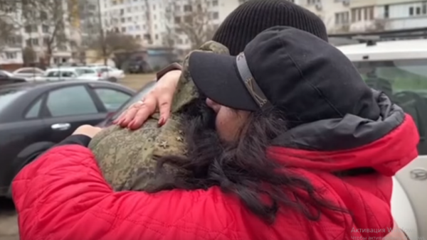 Керчанки расцеловали бойца ПВО и передали благодарность ребятам за отражение атаки на город (видео)