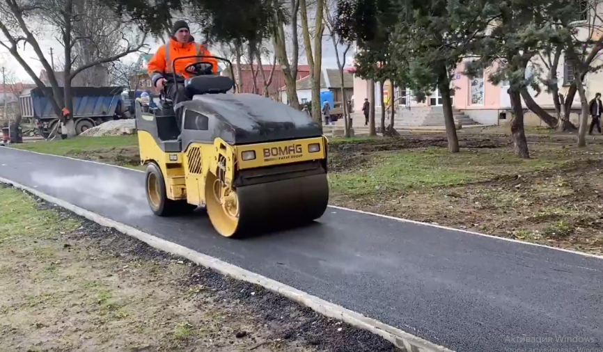 В Аршинцево асфальтируют тротуары (видео)