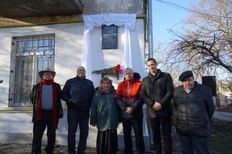 Памятную доску Фаине Раневской открыли в Керчи