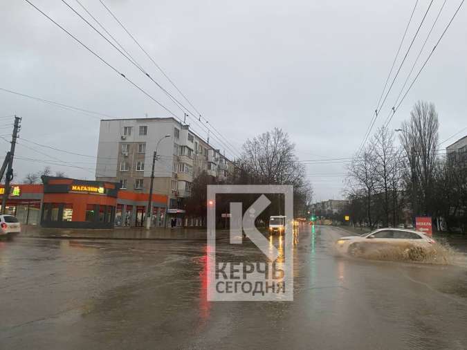 В Керчи весь день льёт дождь: ситуация в городе