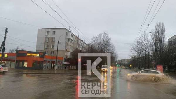 В Керчи весь день льёт дождь: ситуация в городе