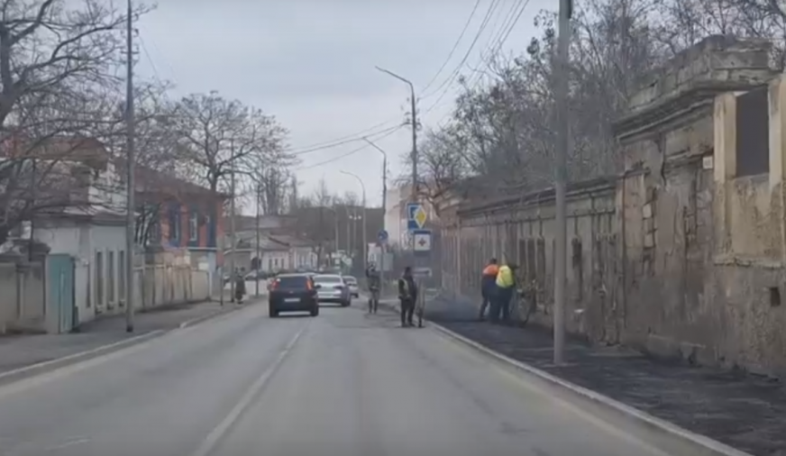 На Чкалова асфальтируют тротуары: в месте проведения работ на дороге организован реверс (видео)