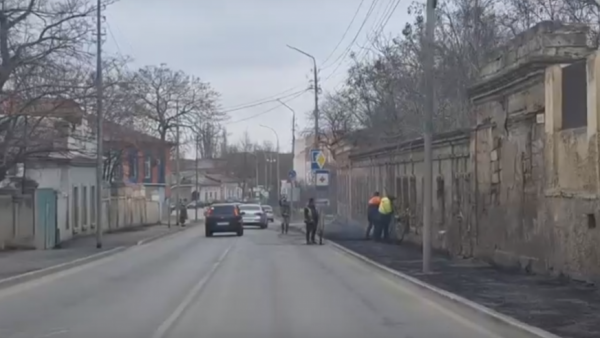 На Чкалова асфальтируют тротуары: в месте проведения работ на дороге организован реверс (видео)