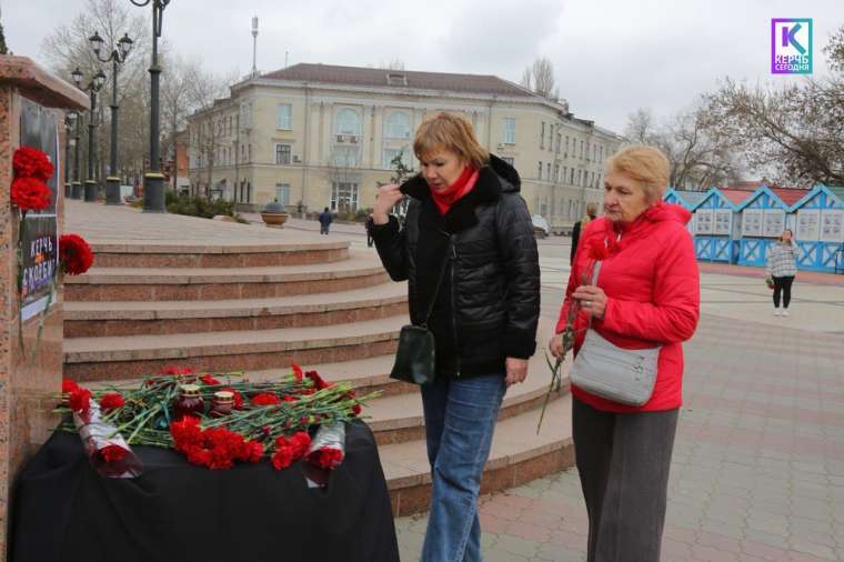 Керчане продолжают нести цветы к стихийному мемориалу в память погибших во время теракта в подмосковном "Крокусе"