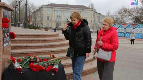 Керчане продолжают нести цветы к стихийному мемориалу в память погибших во время теракта в подмосковном "Крокусе"