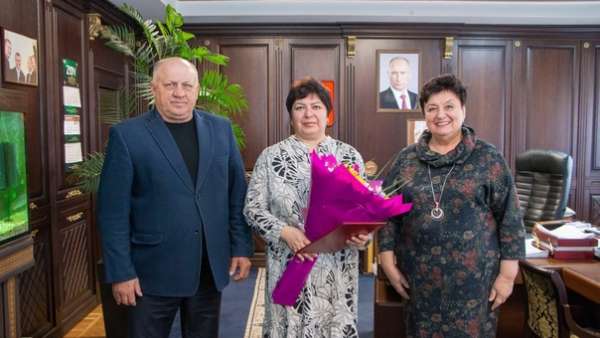 В администрации Керчи чествовали руководителя дворца культуры "Корабел" Татьяну Бикетову