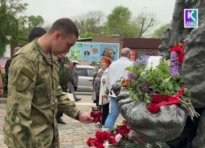 Керчане несут цветы к мемориалу "Жертвам аварии на Чернобыльской АЭС"