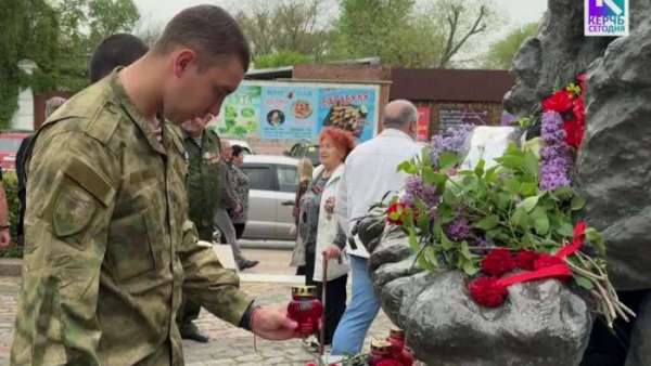 Керчане несут цветы к мемориалу "Жертвам аварии на Чернобыльской АЭС"