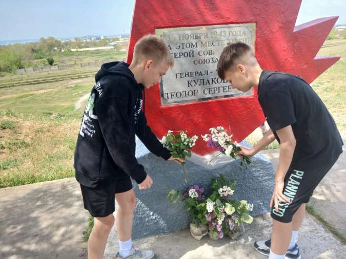 Школьники почтили память Героя, погибшего в годы ВОВ под Керчью