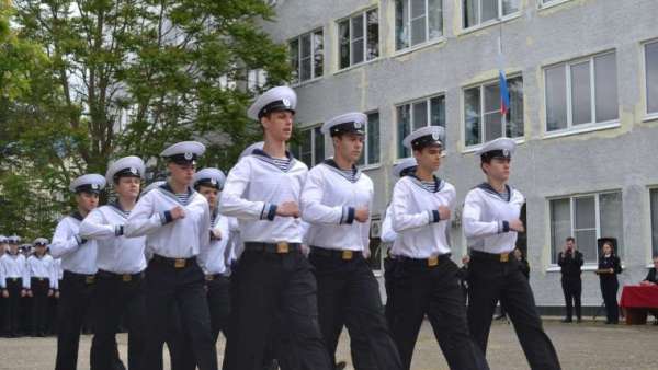 В Керчи среди курсантов прошел смотр-конкурс строя и песни