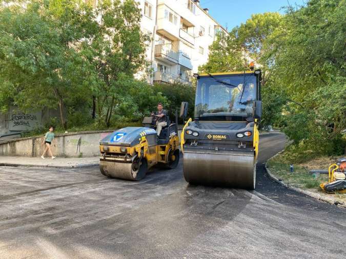 Во дворы микрорайона Марат "пришел" асфальт: дорожники приводят в порядок внутридворовые проезды