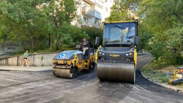 Во дворы микрорайона Марат "пришел" асфальт: дорожники приводят в порядок внутридворовые проезды