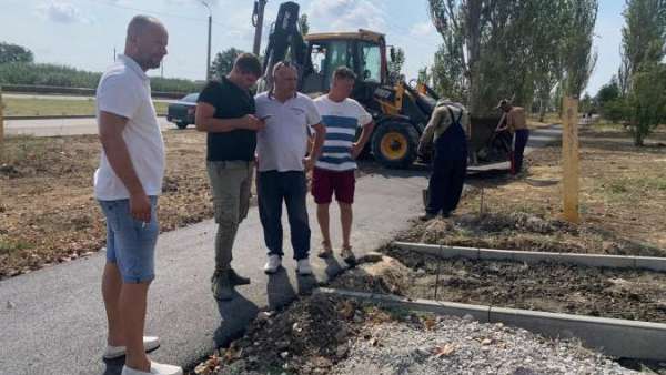 Работы по восстановлению тротуаров в Керчи проверил министр транспорта Крыма
