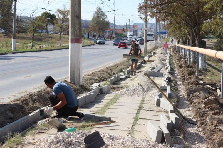 На КУОРе обустраивают тротуары