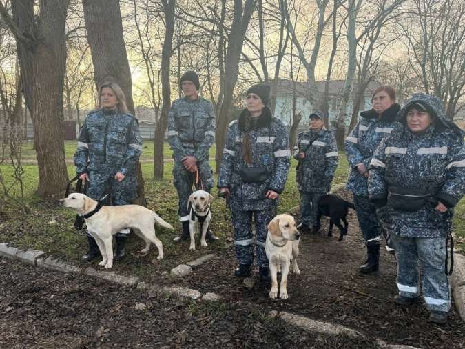 Служебные собаки Керченского филиала ведомственной охраны Минтранса России показали свои навыки по поиску взрывоопасных веществ