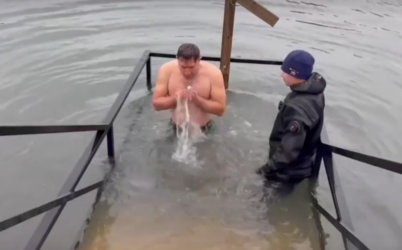 Сотни керчан пришли окунуться в ледяное море на Крещение (видео)