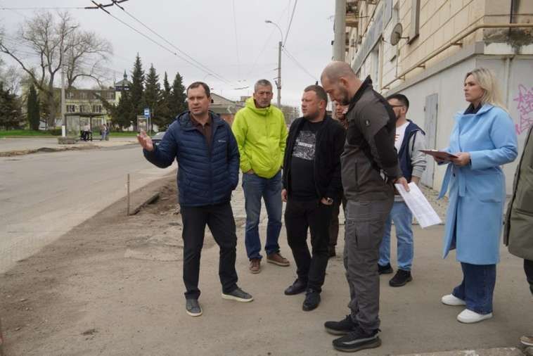 В Керчи решают вопрос о создании парковочных мест у культурного центра Богатикова