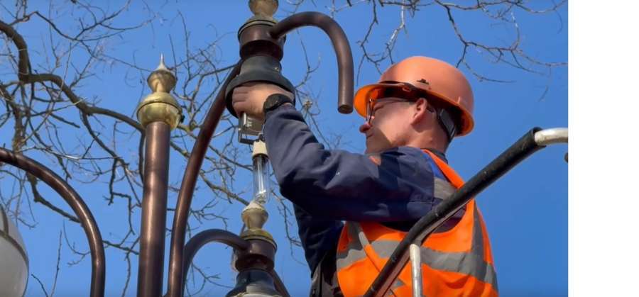 Бригады "Горсвет-Керчь" продолжают работы по обновлению уличного освещения в городе