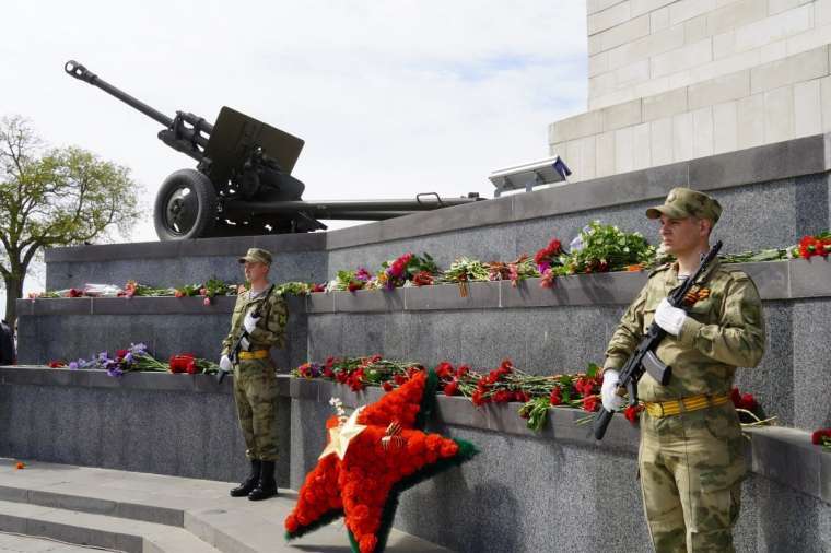 Обелиску Славы на горе Митридат — 81 год