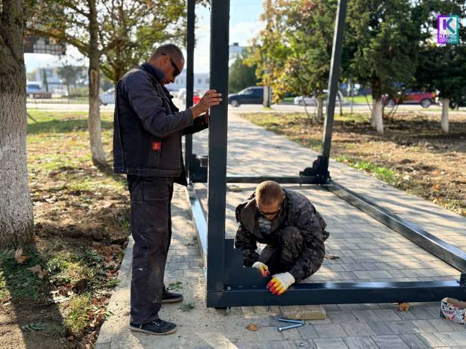 В сквере возле Керченского РОЭ устанавливают перголы